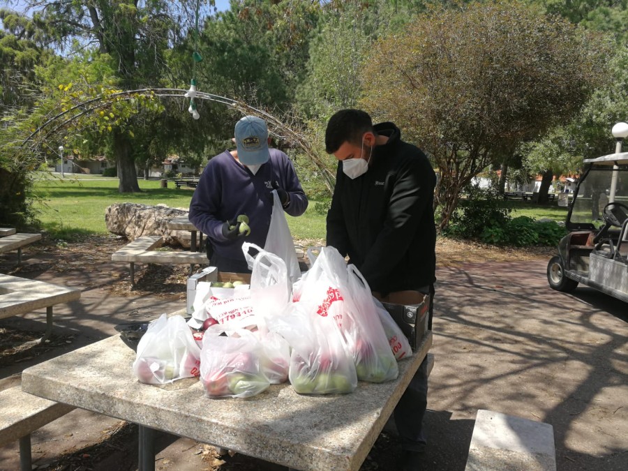 .חלוקת ערכות הפעלה, חבילות מזון לחג ושי מתוק עם ברכת ראש המועצה